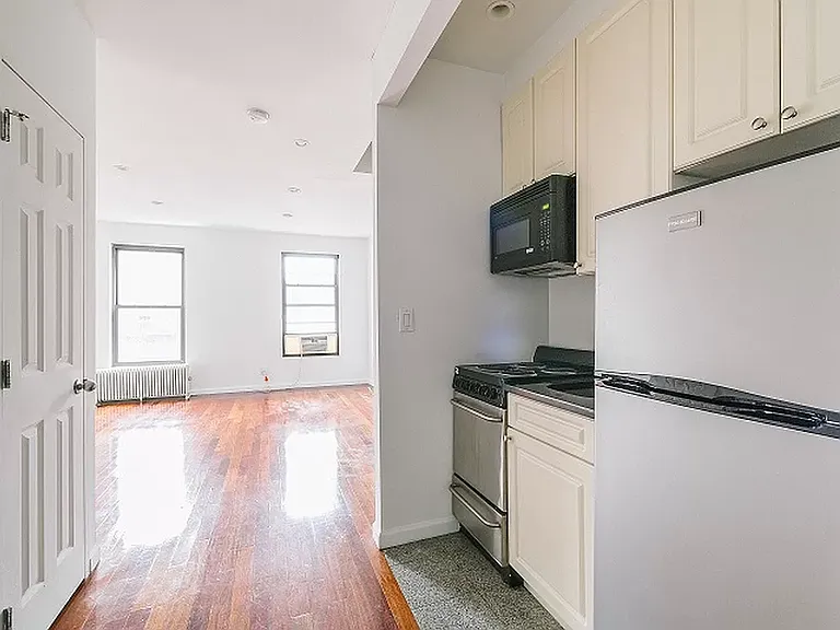 235 W 14th St #D4 — Photo 2
