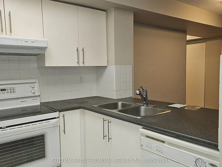 942 Yonge St #517 — Photo 9