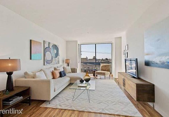 12669thavenuefrontroom2