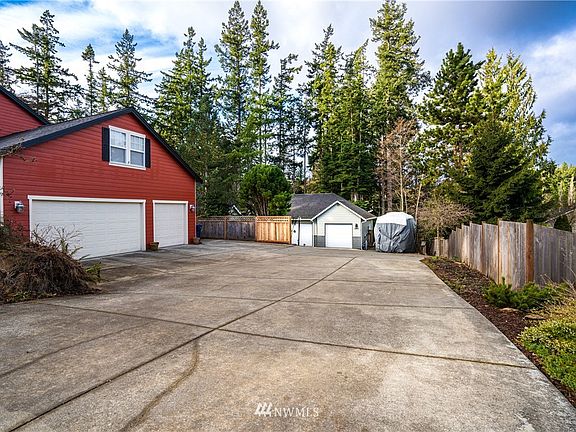 entrance of driveway - red house has easement to their garage