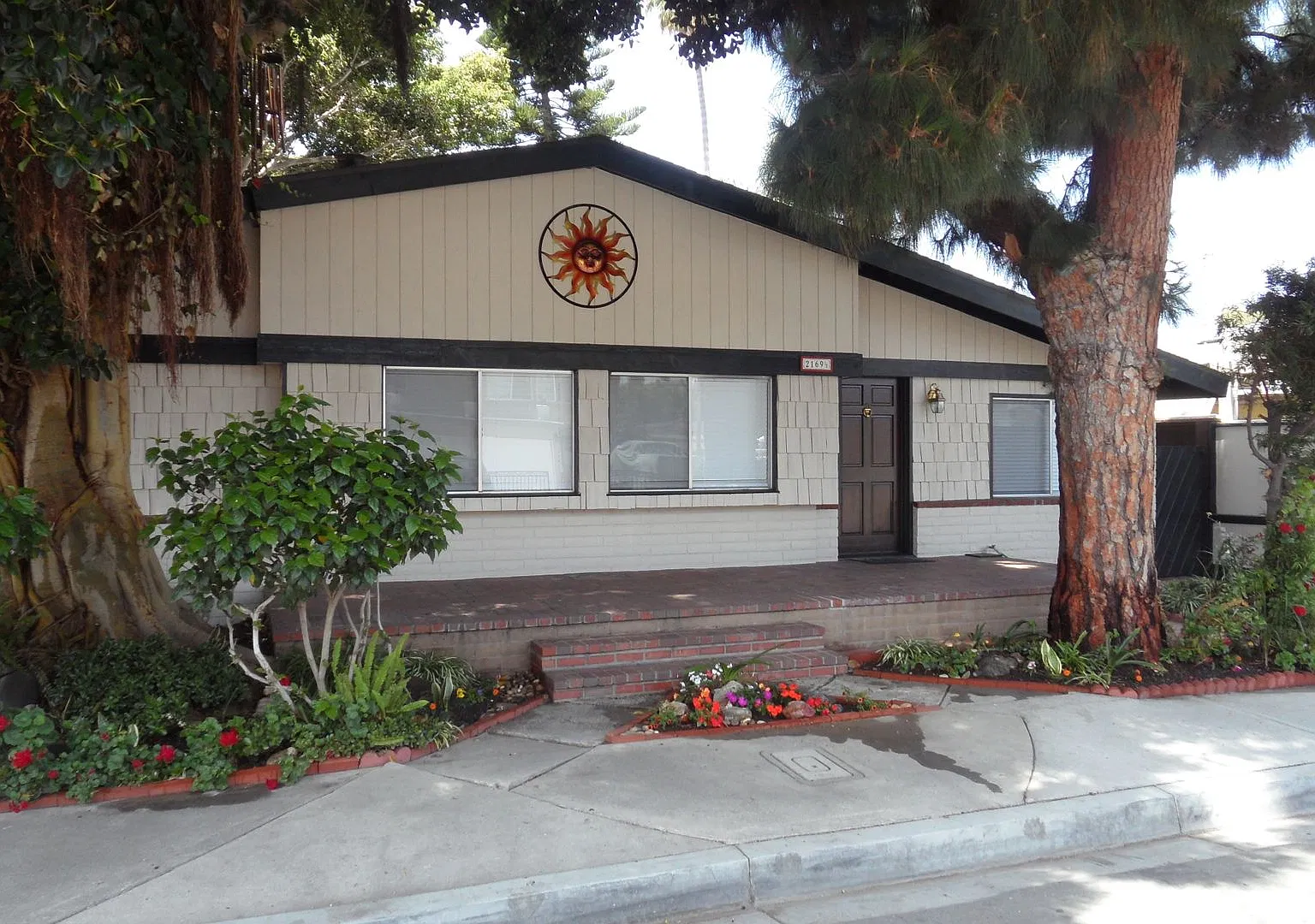 Large 3 Bedroom 2 Bathroom located in Westside Costa Mesa — Photo 3