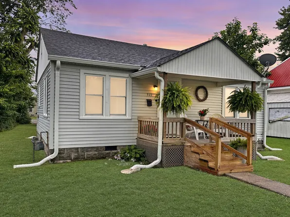 511 W 4th St, Flora, IL 62839