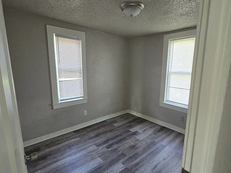 307 W Rollins Pl — Photo 9
