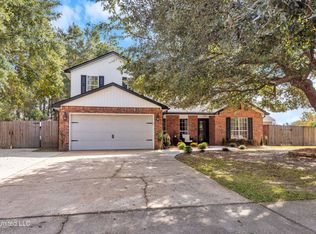 4 N Lakeview Dr, Ocean Springs, MS 39564