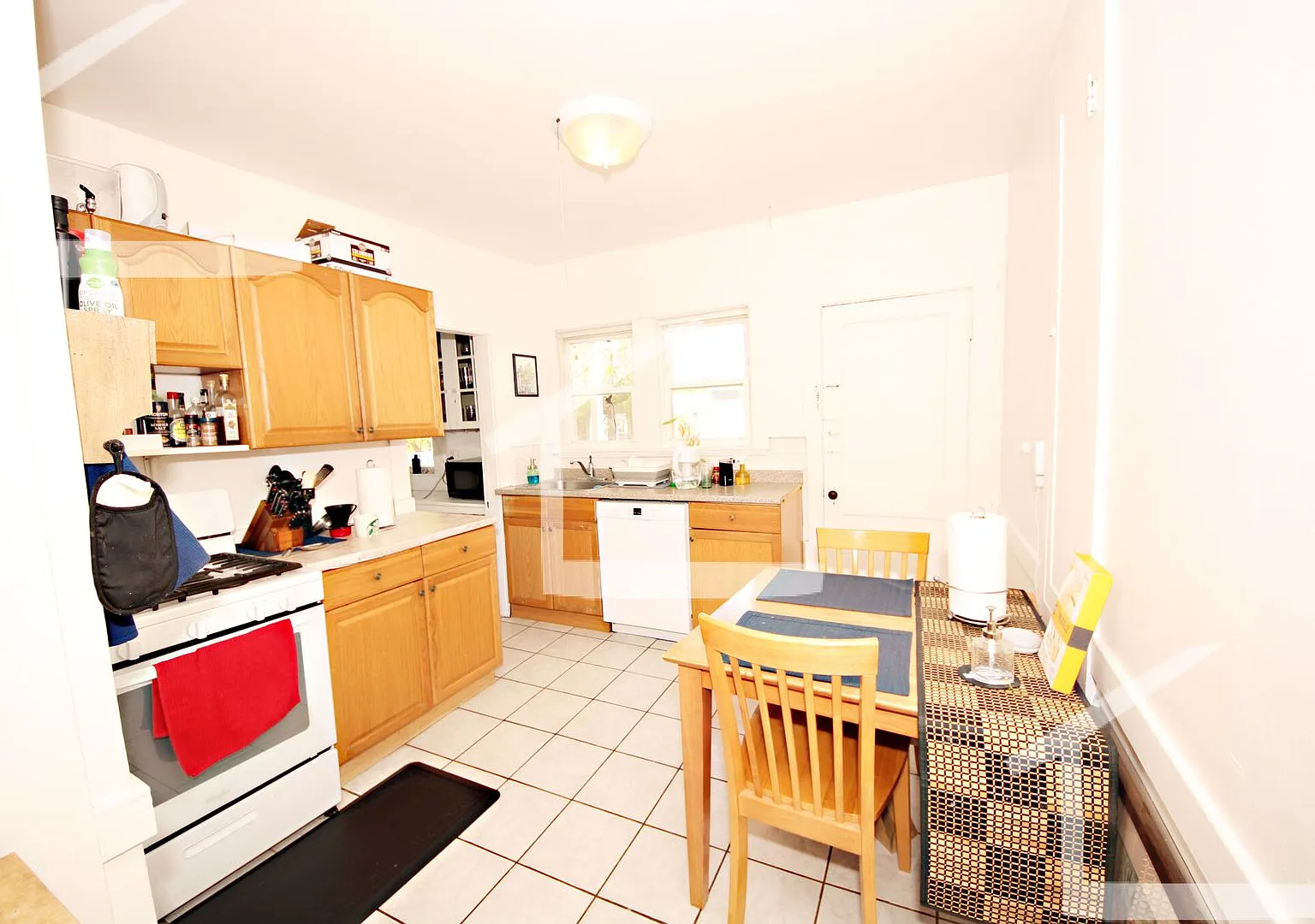 Spcaious 3 Bed Right In The Heart of Oak Square! — Photo 2
