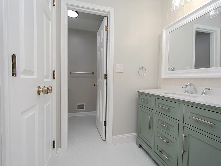 11802 Robindale Rd — Photo 32