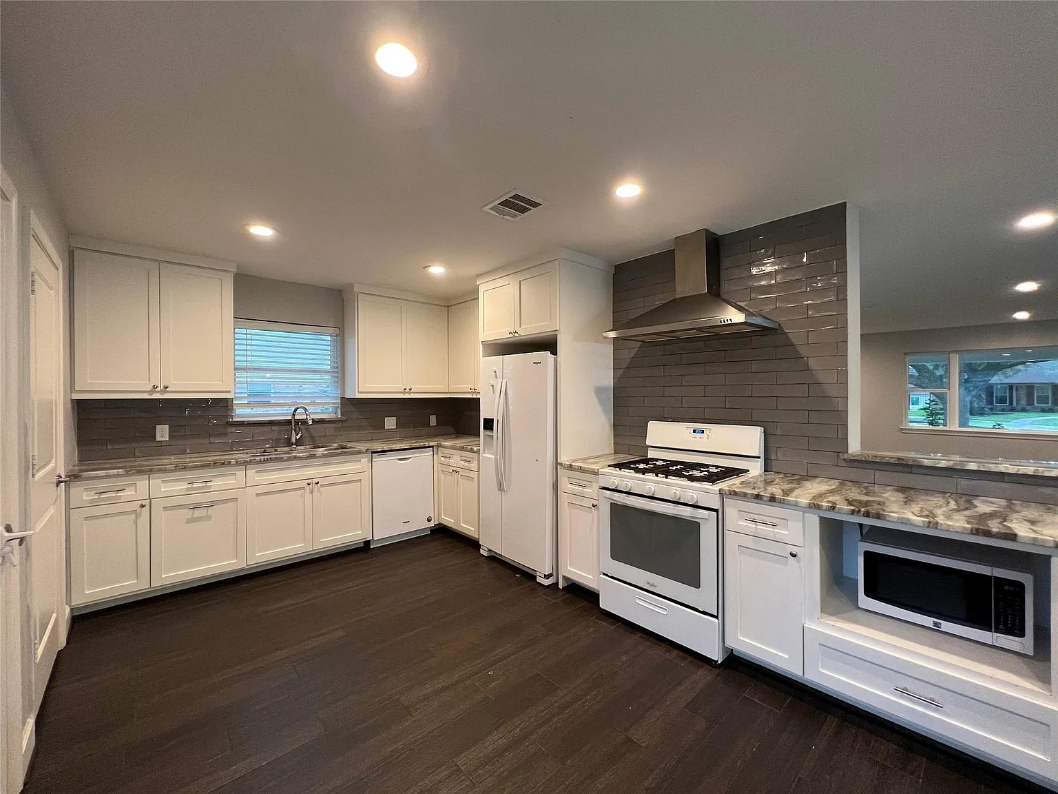4 bed, 2.0 bath, 2311 sqft, $3,150 — Photo 4