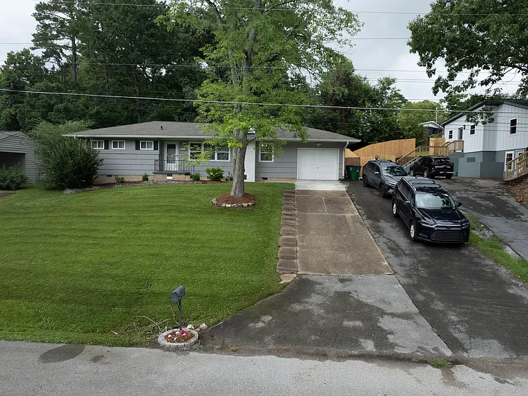 1910 Honeycut Ln — Photo 26