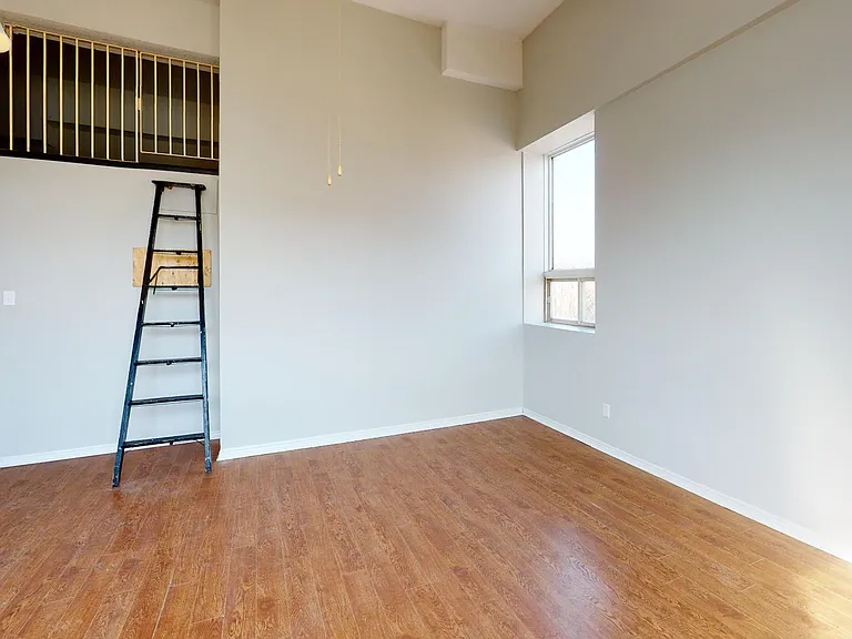 430 Adelaide St N — Photo 12