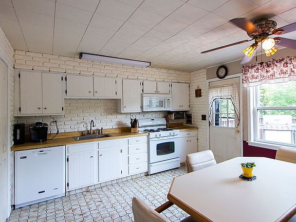 Kitchen w/deck access