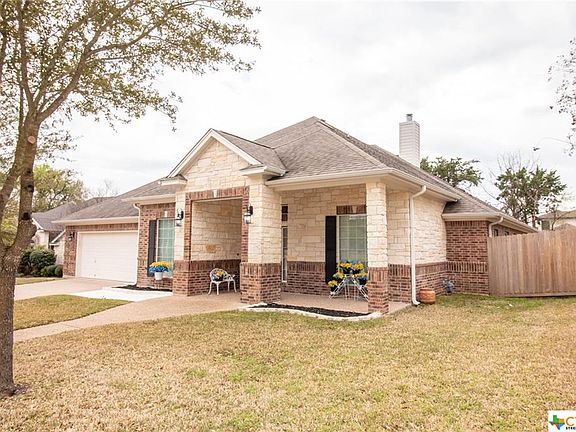 3rd image of 2207 Fox Glen Ln