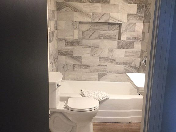 5th image of 704 Clover Dr