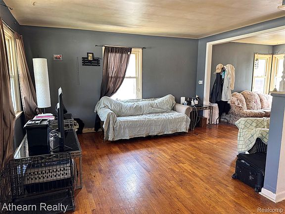4th image of 3935 Larchmont St