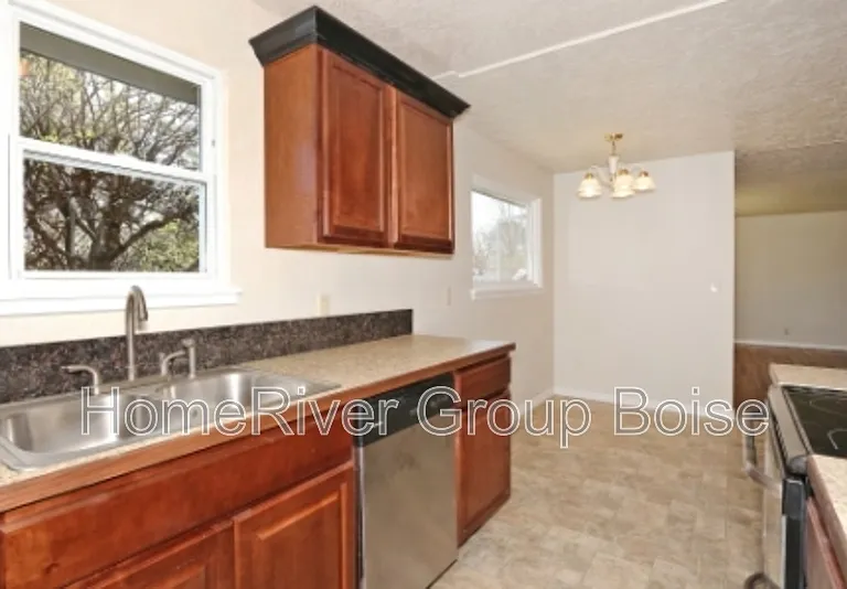 919 N Riviera Dr — Photo 3