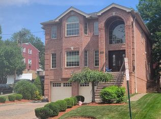 376 Chestnut St, Ridgefield, NJ 07657