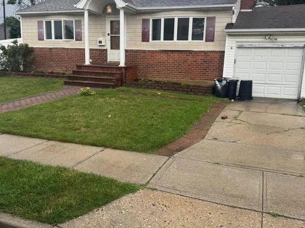 14 Larch Street, Hicksville, NY 11801