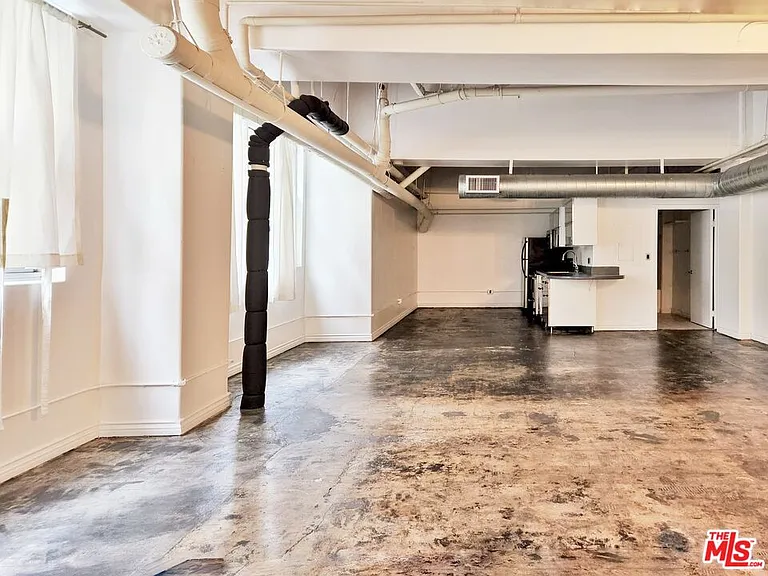 215 W 7th St #201 — Photo 3