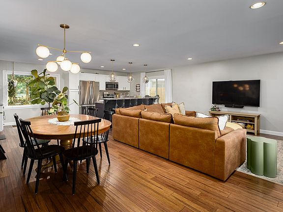 5th image of 230 Robinhood Dr