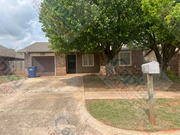 733 W Perry Dr, Mustang, OK 73064