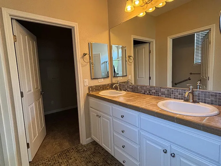 505 Marianna Pl — Photo 2