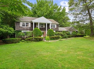 16 Norma Ln, Dix Hills, NY 11746
