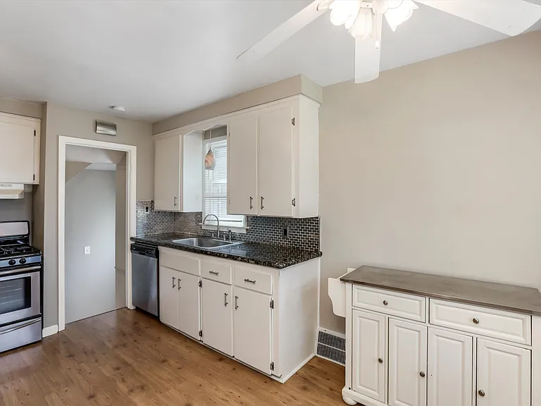 120 N Rembrandt Ave — Photo 3