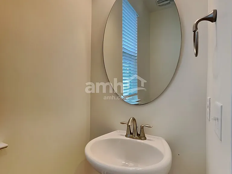 622 E Lionel Rd — Photo 6