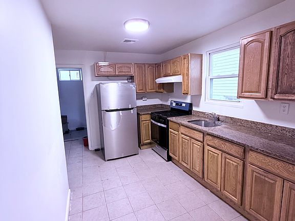 4th image of 102 Lee Ave