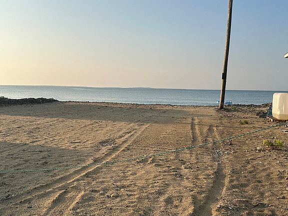 4th image of 94 E Beach Rd