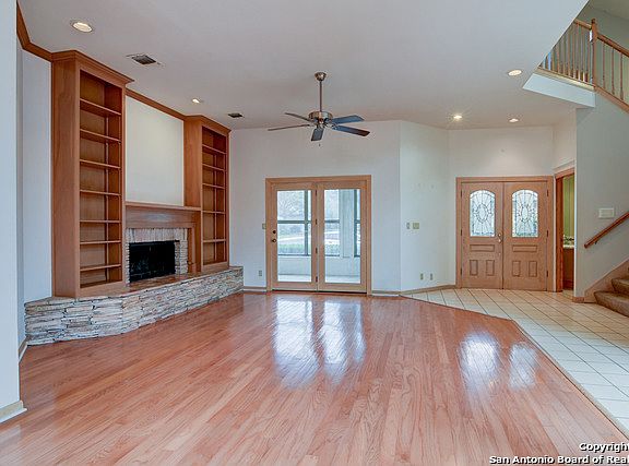 3rd image of 80 Granburg Cir