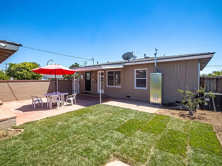 521 E Date St — Photo 33