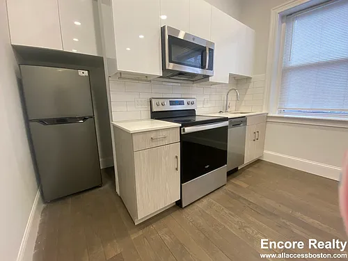 104 Queensberry St Photo 1