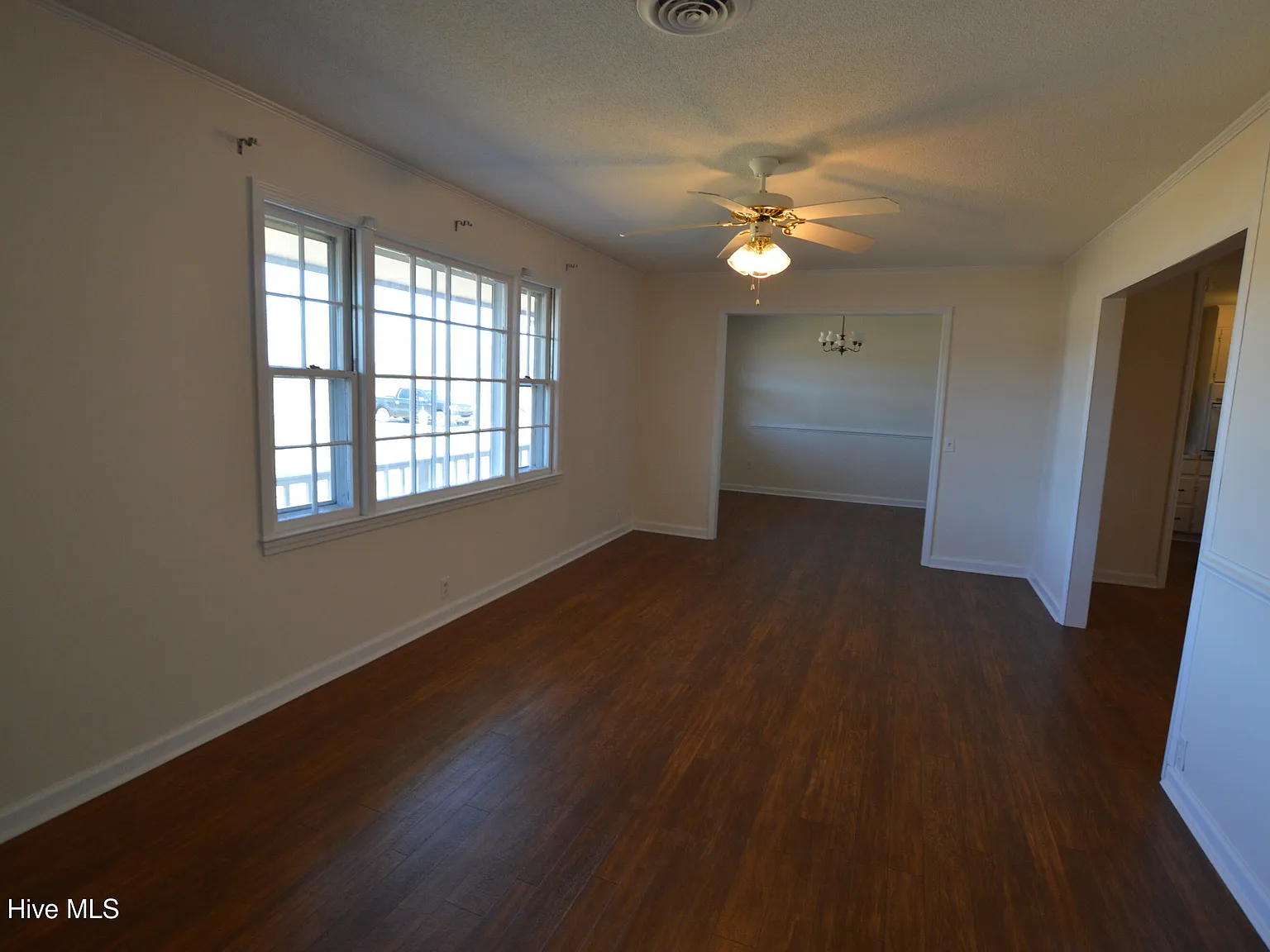 4 bed, 2.5 bath, $1,600 — Photo 2