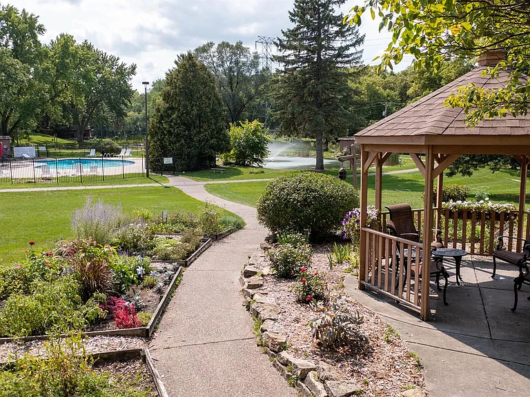 Edina Highland Villa — Photo 3