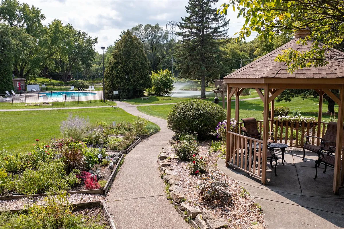 Building Photo - Edina Highland Villa