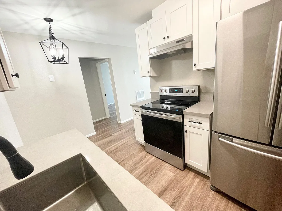 Building Photo - 1141 E 7th St #3