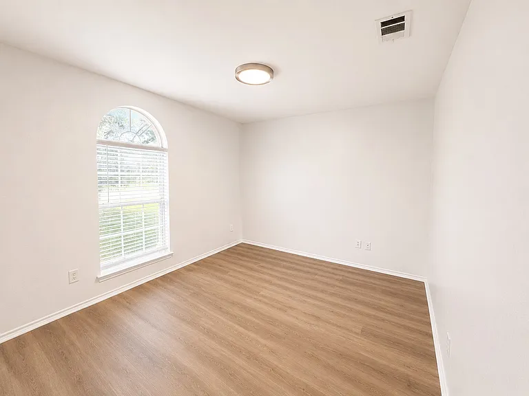 515 Haymarket Dr — Photo 8
