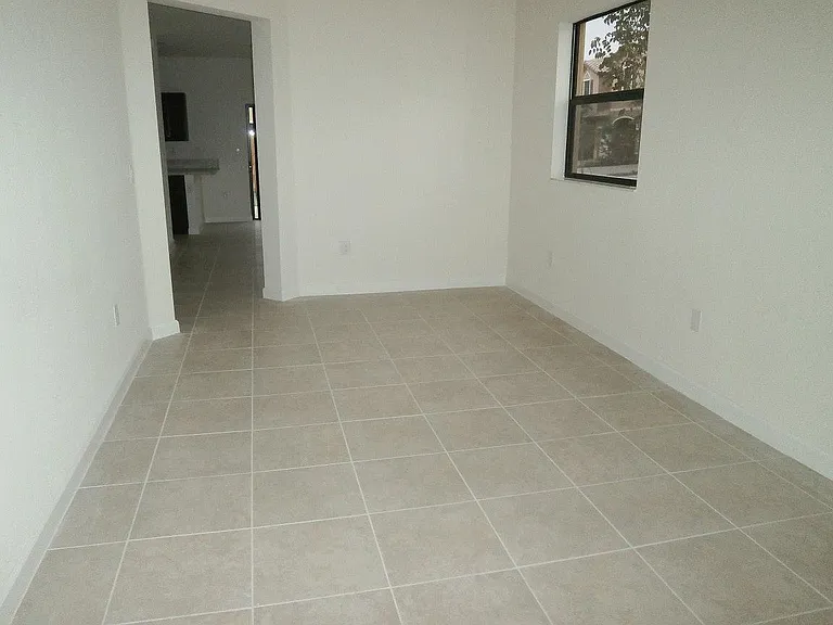 3750 SE 3rd St — Photo 2