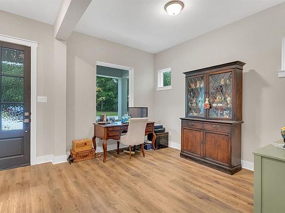 5th image of 145 Bungalow Dr