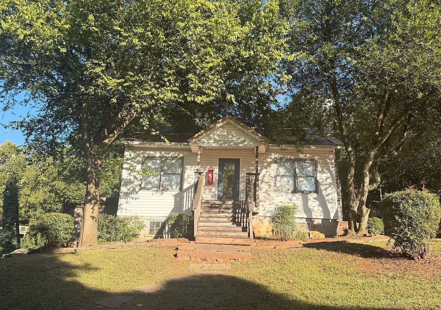 Southside Hideaway - 2 Bedroom / 1 Bathroom House with Office Space — Photo 1