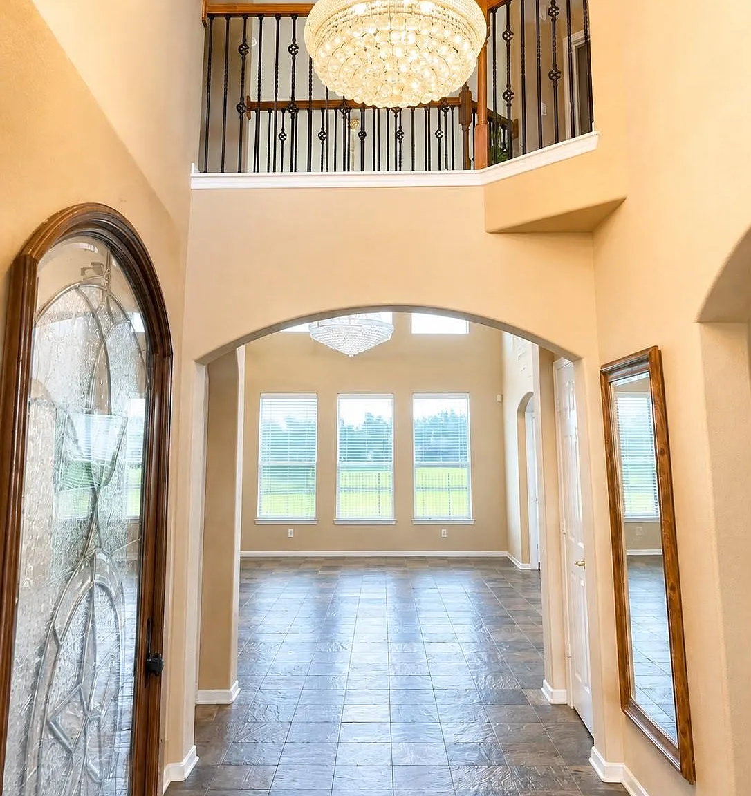5 bed, 2.5 bath, 2730 sqft, $2,850 — Photo 2