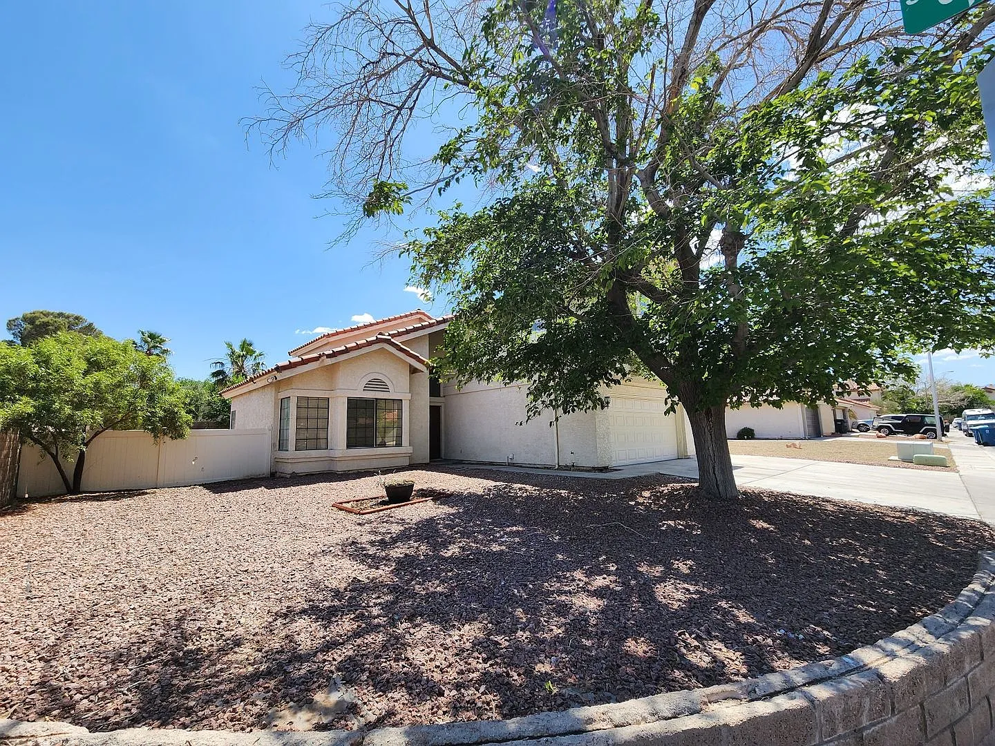 Gorgeous 4 Bedroom corner lot home — Photo 3