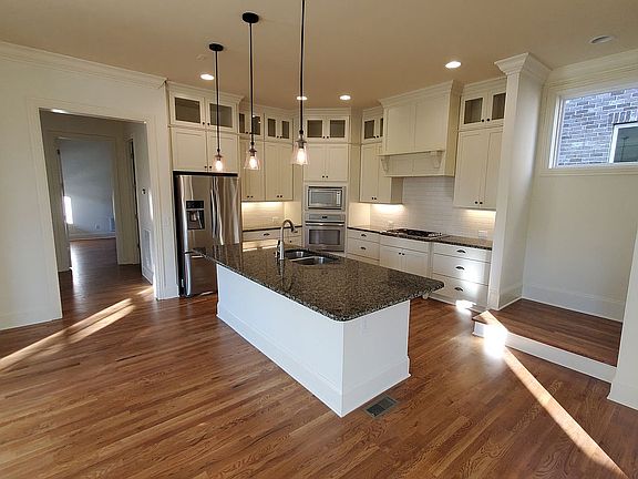 3rd image of 916 Jewell Ave