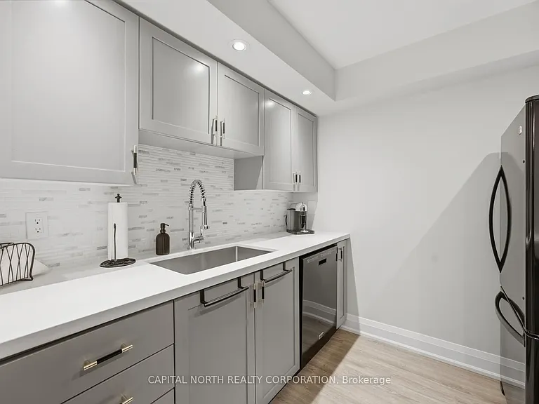 270 Wellington St W #412 — Photo 14