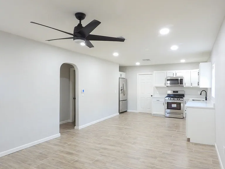 2639 N Fontana Ave — Photo 12
