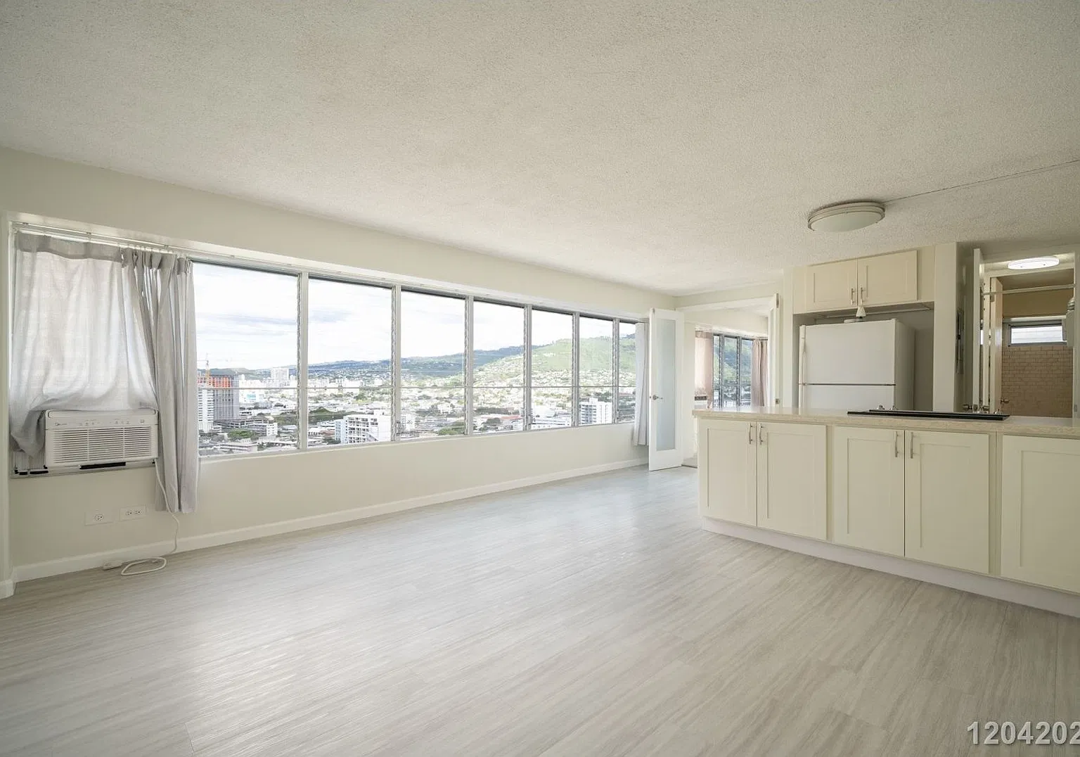 Urban Comfort & Convenience High-Floor 1 Bed, 1 Bath with Scenic Views — Photo 2