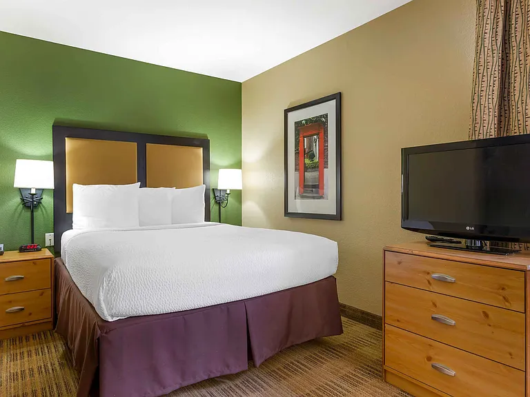 Deluxe Studio - 1 Queen Bed