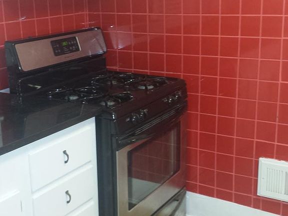 Gas Stove, Stainless, Granite Countertops