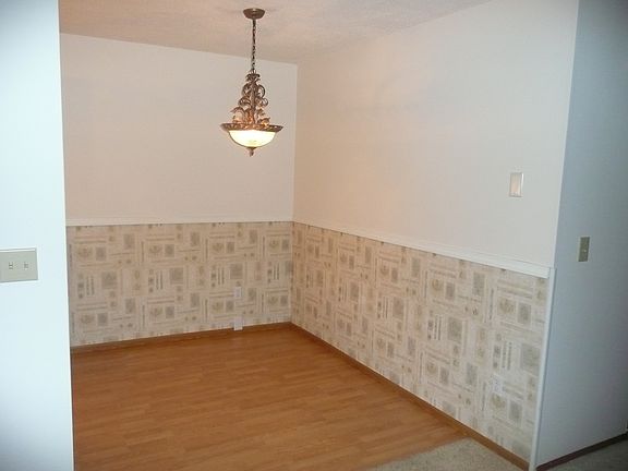 Dining area w/laminate floor