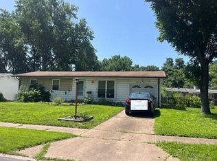 2150 N Pointe Ln, Florissant, MO 63031